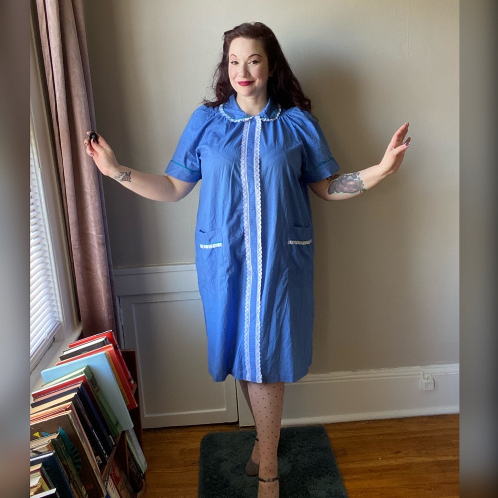 Vtg blue housecoat w/eyelet lace green piping trim